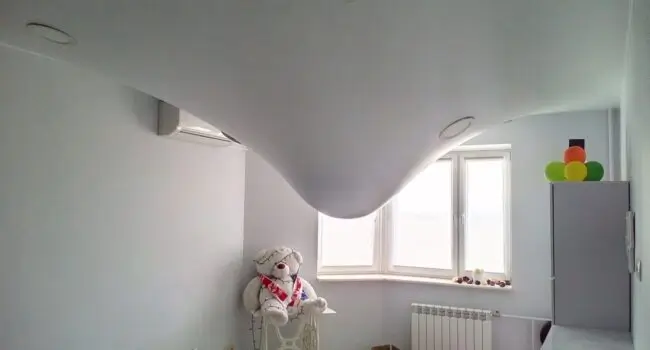 Слив воды с натяжного потолка